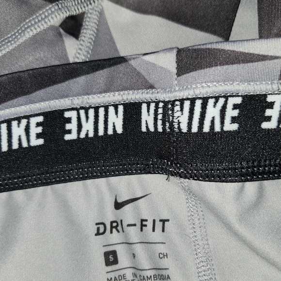 Nike Gray Geometric Print Leggings - Picture 6 of 6